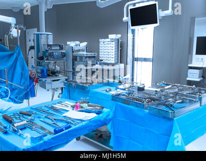 Attrezzature ospedaliere e dei dispositivi medici in una moderna sala operatoria. Foto Stock