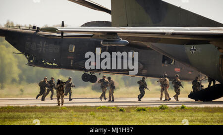 Berlino, Germania - Apr 27, 2018: Esercito Tedesco e forza dell'aria eseguendo una manifestazione militare a Berlino ILA Air Show. Foto Stock