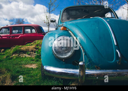 Vecchio Volkswagon maggiolone auto in junkyard Foto Stock