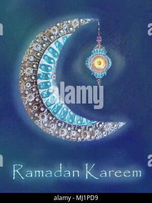 Biglietto di auguri del Santo mese musulmano Ramadan. Ornati in luna crescente con l'arabo o Lampada Lanterna ed elegante il testo su sfondo blu Foto Stock
