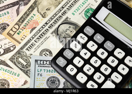 Uno nero calcolatrice sul dollaro Usa banconote. Foto Stock