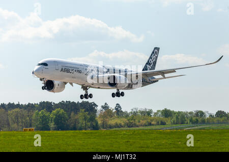 Berlino / GERMANIA - Aprile 28, 2018: Airbus A350 XVB aereo vola a aeroporto / Berlino Schoenefeld. L'Airbus A350 XVB è una famiglia di long-range, twin-e Foto Stock