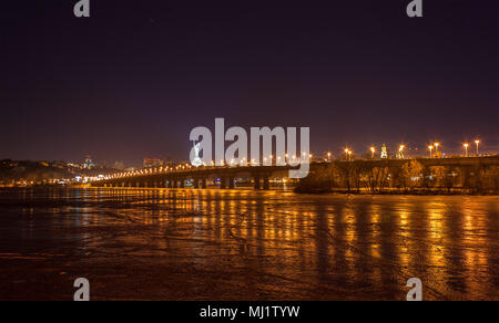 Vista di Paton ponte dalla riva sinistra del Dniepr. Kiev, Ukrain Foto Stock