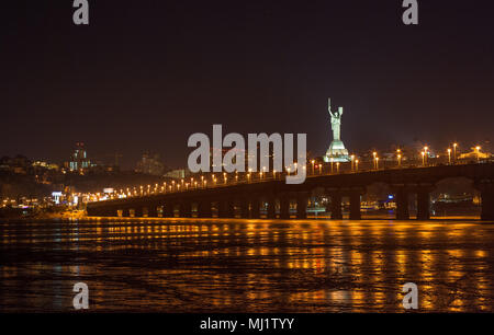 Vista di Paton ponte dalla riva sinistra del Dniepr. Kiev, Ukrain Foto Stock