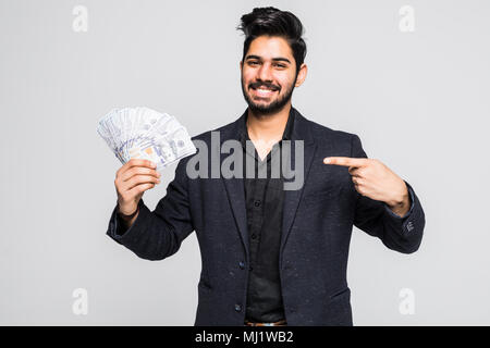 Closeup ritratto di super felice successo eccitato giovane azienda denaro le fatture del dollaro in mano, isolati su sfondo bianco. Foto Stock