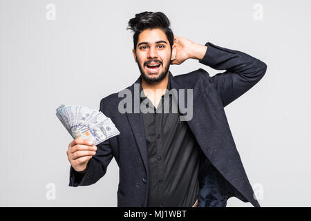 Closeup ritratto di super felice successo eccitato giovane azienda denaro le fatture del dollaro in mano, isolati su sfondo bianco. Foto Stock