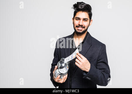 Ridendo Indian business man tenere una manciata di denaro isolato su bianco Foto Stock