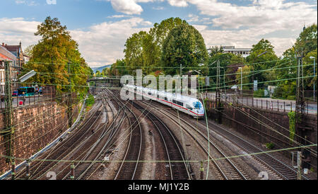 Treno ad alta velocità in Offenburg, Germania Foto Stock