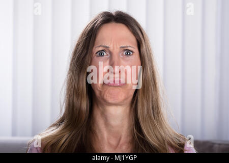 Close-up di triste donna matura a casa Foto Stock