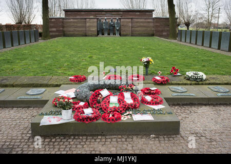 Cimitero militare tedesco Langemark, redesign 2015, davanti monumento di pietra, la prima guerra mondiale, Langemark Poelkapelle Foto Stock