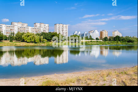 Edifici residenziali su un lago. Kiev, Ucraina Foto Stock