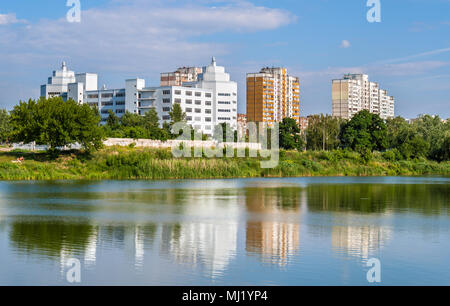 Edifici residenziali su un lago. Kiev, Ucraina Foto Stock