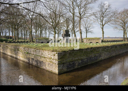 Cimitero militare tedesco Langemark, con fossato e una grande croce di pietra, la prima guerra mondiale, Langemark Poelkapelle, Fiandre Occidentali Foto Stock