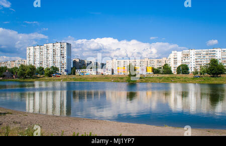 Edifici residenziali su un lago. Kiev, Ucraina Foto Stock