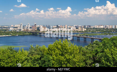 Vista del ponte Paton e la riva sinistra del fiume Dnieper a Kiev, Foto Stock