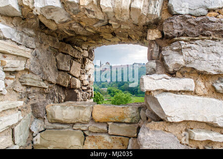 Vista da squarcio. Parete di tamponamento a Kamyanets-Podilsky fort Foto Stock