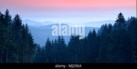 Vista sulla bassa catena montuosa del paesaggio, paesaggio collinare con boschi, tramonto, valley nebbia, Parco Nazionale di Harz, Bassa Sassonia Foto Stock