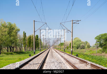 Di doppio binario elettrificato (25 kV, 50 Hz) Linea ferroviaria Foto Stock