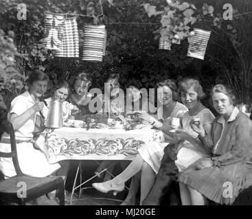 Otto donne a un caffè party in giardino, 1920s, Germania Foto Stock
