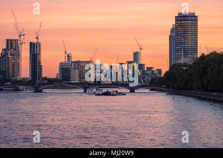 Vista dello skyline della citta' di Vauxhall, Londra, incluso il St George Wharf,,lungo il Tamigi da Westminster Bridge Foto Stock