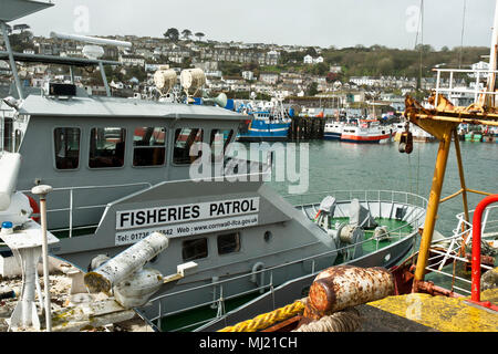 La pesca nave pattuglia, Saint Pirano, in primo piano con le barche dei pescatori e la città di Newlyn in background. Foto Stock