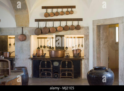 SINTRA, Palazzo Pena, Portogallo - 08 agosto 2017 : rame arnese da cucina sulla cucina del Palazzo Nazionale Peña, Sintra, Portogallo Foto Stock