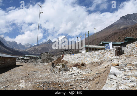 Pheriche, Nepal - Marzo 16, 2018: Bianco Yak Hotel in Pheriche con montagne circostanti Foto Stock