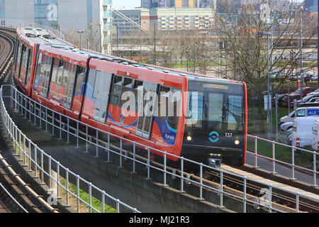 DLR Treno in avvicinamento Prince Regent dalla stazione di Canning Town, East London, England, Regno Unito Foto Stock