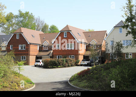 Nuovo piccolo e moderno complesso residenziale, su Warren Lane, in Ashford, Kent, Regno Unito Foto Stock