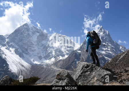 Trekker sul Campo Base Everest Trek nella parte anteriore del monte Cholache e Monte Tabuche, Nepal Foto Stock