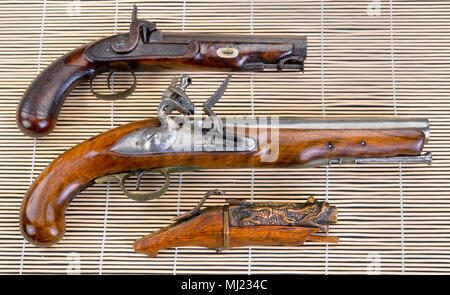 Reale pistole di antiquariato del XIX secolo percussioni inglese,inglese del XVIII secolo flintlock e il XIX secolo matchlock cinese pistola. Foto Stock