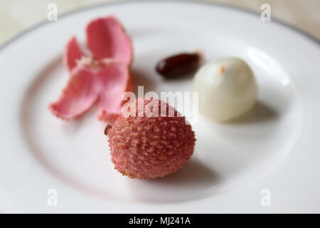 Un pelato e uno con la buccia litchi Foto Stock