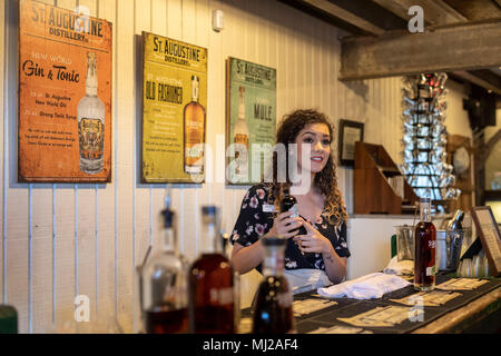 Sant'Agostino, Florida - un lavoratore presso la chiesa di San Agostino Distilleria offre ai visitatori i campioni della distilleria di prodotti. La società utilizza la Florida-coltivati Foto Stock