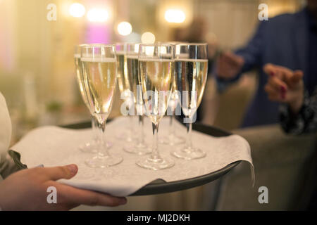 Cameriere con bicchieri di champagne Foto Stock