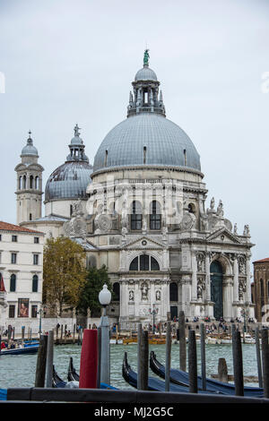 Vista della Basilica di Santa Maria della Salute attraverso la parte superiore delle gondole ormeggiato sul Grand Canal, Venezia Foto Stock