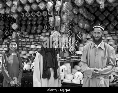 Una famiglia in visita in un bazar in Yarken town, Sud del deserto Taklamakan. Provincia dello Xinjiang, Cina occidentale. Foto Stock