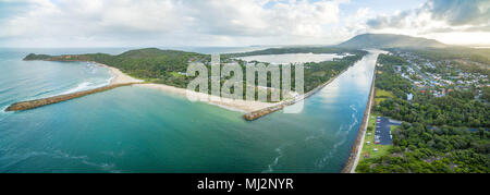 Antenna di ampio panorama di North Haven e Camden Haven ingresso nel Nuovo Galles del Sud, Australia Foto Stock