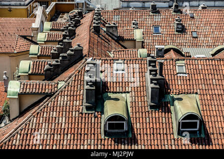 Chiusura del tetto di edifici tipici di Torino. Abbaini ricoperta di verde le piastre di ferro, sui tetti incastrata. Torino Piemonte, l'Europa. Vista panoramica Foto Stock