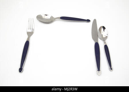 Set di posate in acciaio inossidabile con impugnature in plastica blu Foto Stock