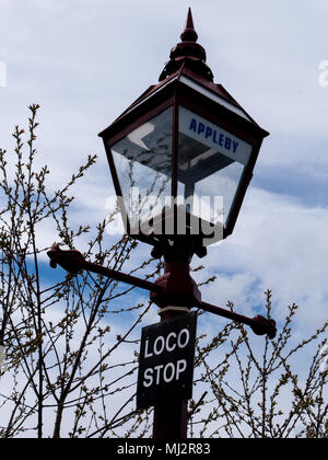 Vecchia lampada a gas sulla plaform di Appleby stazione ferroviaria, Cumbria, Regno Unito Foto Stock