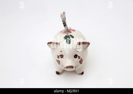 Salvadanaio Salvadanaio con il vecchio dieci Pound nota fuori di circolazione nel 2017 Foto Stock