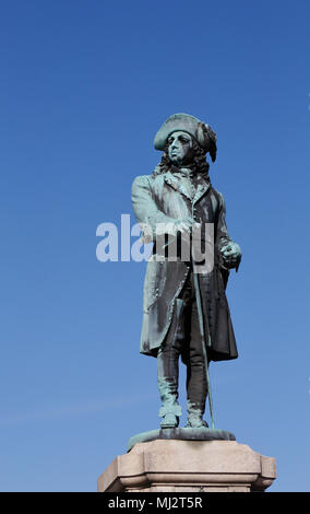 Close-up di statua raffigurante in Svezia il Re Carlo XI (1655-1697) a Stortorget square in Karlskrona, eseguita da Giovanni Borjeson (1835-1910) e ER Foto Stock