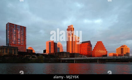 La Austin, Texas skyline si illumina al tramonto Foto Stock