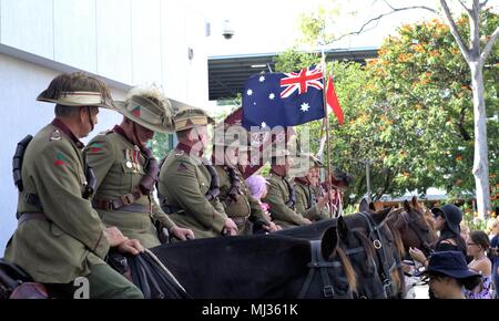 Veterani montato sul dorso del cavallo per onorare i soldati di Australia e Nuova Zelanda esercito in Coffs Harbour Anzac Day Parade Foto Stock