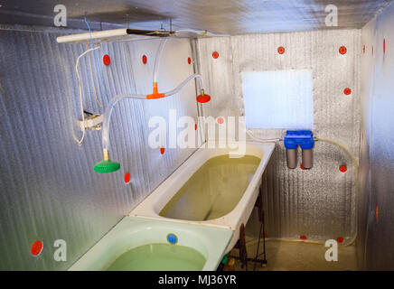 Una camera per far crescere gli avannotti. Vasca da bagno per la Repubblica federale di Iugoslavia. Un pesce-vivaio Foto Stock