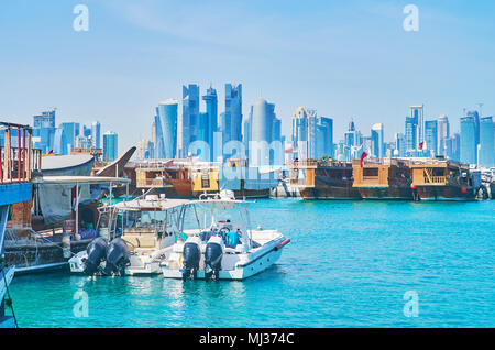 Il porto di Doha è piena di tradizionale dhow barche, popolare tra i turisti e la gente del posto e assaporate le escursioni lungo la costa, in Qatar. Foto Stock