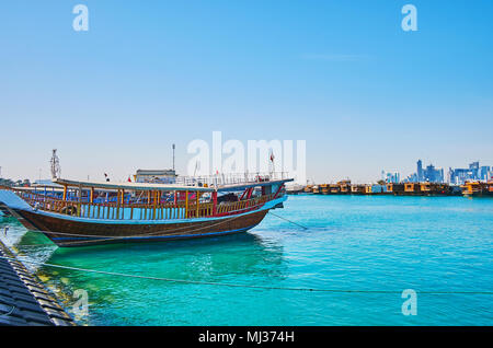 Dhow tradizionale, le barche sono molto popolari in città, il porto turistico è pieno di queste navi in legno e offre interessanti escursioni lungo la costa, Doha, Foto Stock