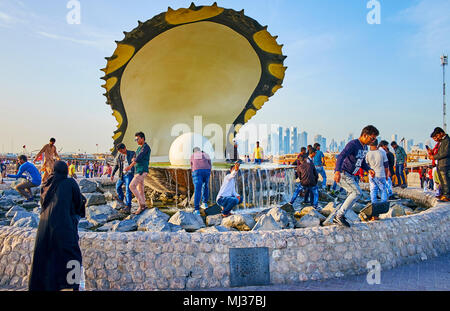 DOHA, Qatar - 13 febbraio 2018: Le persone fanno selfies e guardare la perla fontana, situato sul lungomare Corniche, il 13 febbraio a Doha. Foto Stock