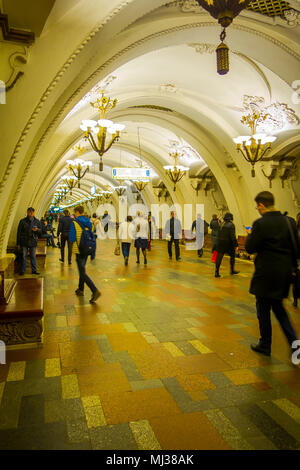 Mosca, Russia- aprile, 29, 2018: Unidentified gente camminare all'interno di decorate splendidamente la stazione della metropolitana Arbatskaya, a Mosca Foto Stock