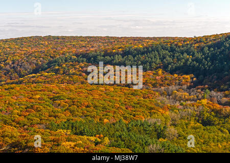 Panorama di caduta da un Cliffside in Devils lago del Parco statale nel Wisconsin Foto Stock